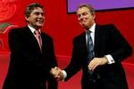 Storbritanniens premierminister, Tony Blair, bakker for første gang op om finansminister Gordon Brown som sin efterfølger 