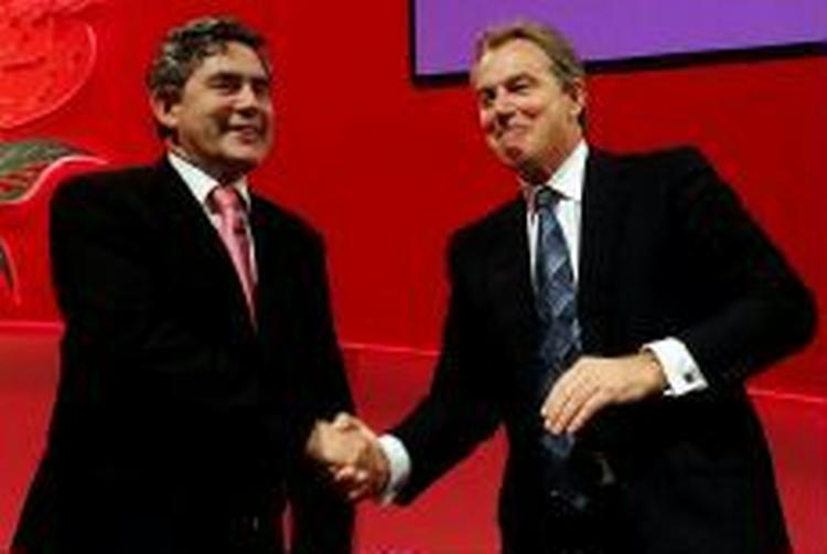 Storbritanniens premierminister, Tony Blair, bakker for første gang op om finansminister Gordon Brown som sin efterfølger 