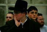 Pressefolk, vagter og nysgerrige borgere - som denne ortodoske jøde - samles uden for Hadassah-hospitalet i Jerusalem, hvor Sharon er indlagt. - Foto: AP 