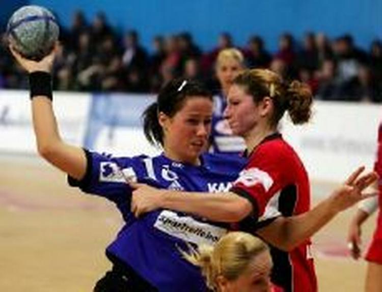Kamilla Kristensen bryder igennem det serbiske forsvar. - Foto: AP 