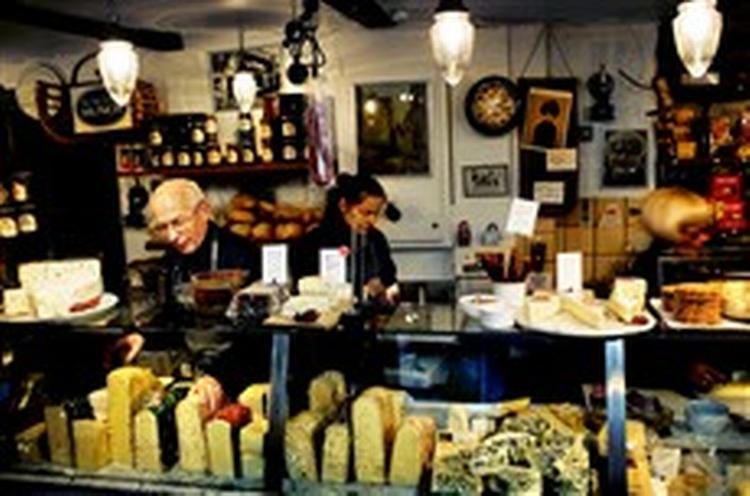 Herluf Krause, ejer af Ostekælderen i Gothersgade, klarer sig fint. Men han er 67 år og lukker butikken inden for fem år. »Danskerne svigter, fordi de læser tilbudsaviser og tror, at en danbo skal koste 40 kroner per kilo«. - Foto: Martin Lehmann 