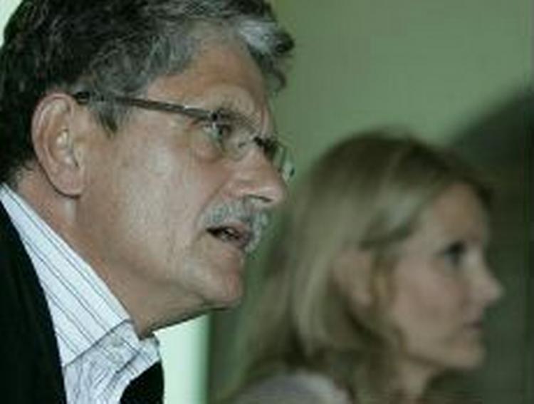 Mogens Lykketoft med den ny S-leder Helle Thorning-Schmidt i baggrunden. - Arkivfoto: Jesper Stormly Hansen 