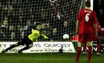 Luton-keeper Marlon Beresford redder et straffespark fra Djibril Cisse. - Foto: AP 