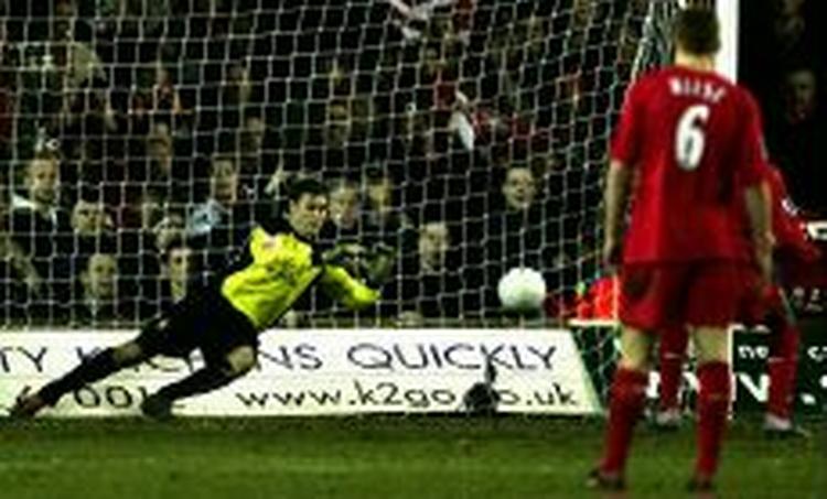 Luton-keeper Marlon Beresford redder et straffespark fra Djibril Cisse. - Foto: AP 