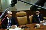Ariel Sharons stol ved siden af fungerende premierminister Ehud Olmert (tv.) stod tom under dagens krisemøde i regeringen. - Foto: AP 