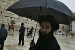 Ortodokse jøder beder ved grædemuren i Jerusalem, mens Israels politiske fremtid afgøres på det nærliggende Hadassah-hospital. - Foto: AP 