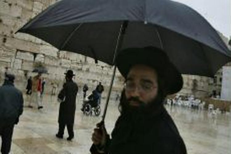 Ortodokse jøder beder ved grædemuren i Jerusalem, mens Israels politiske fremtid afgøres på det nærliggende Hadassah-hospital. - Foto: AP 