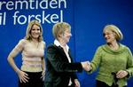 Helle Thorning-Schmidt, Marianne Jelved og Pia Kjærsgaard hilser på hinanden under nytårsstævnet,. - Foto: Thomas Borberg 