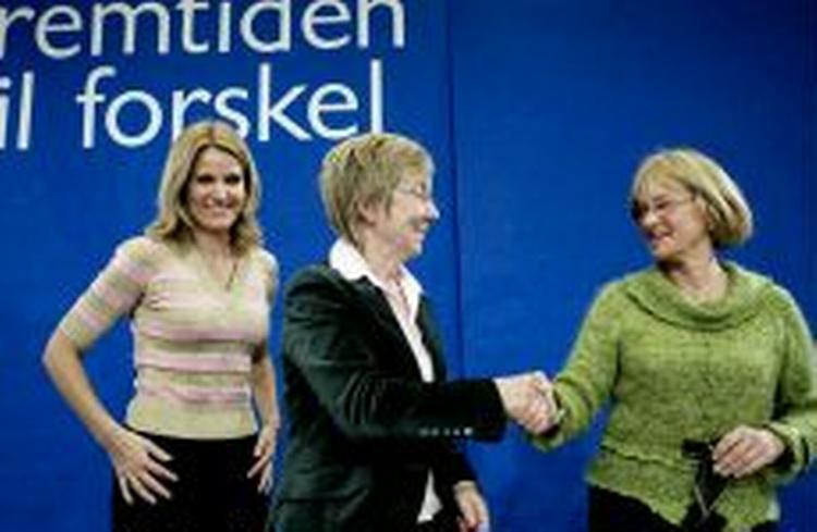 Helle Thorning-Schmidt, Marianne Jelved og Pia Kjærsgaard hilser på hinanden under nytårsstævnet,. - Foto: Thomas Borberg 