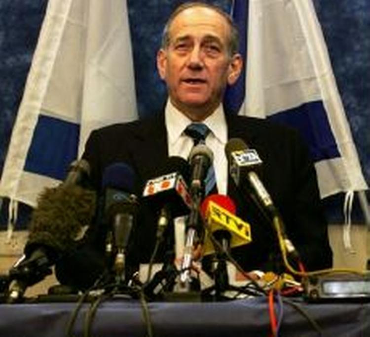 Ehud Olmert under søndagens pressemøde. - Foto: AP 