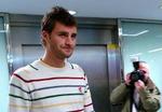 Morten Skuobo på vej ind til lægetjek i San Sebastian. - Foto: AP 