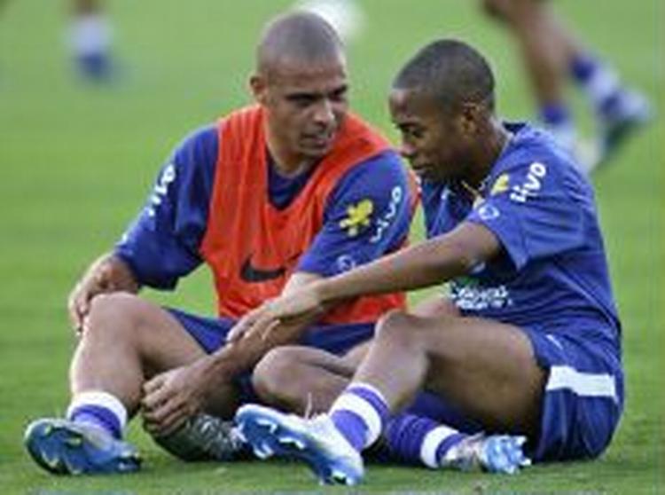 Ronaldo mener Brasiliens hold er bygget klogt op over flere år, og VM-titlen er inden for rækkevidde. Han roser også holdkammeraten Robinho (th). - Arkivfoto: AP 