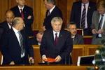 Premierminister Jurij Jekhanurov (midt) regeringen blev fyret af parlamentet i Ukraine i dag. Men senere bad præsidenten regeringen om at blive frem til valget i marts. - Foto: AP 