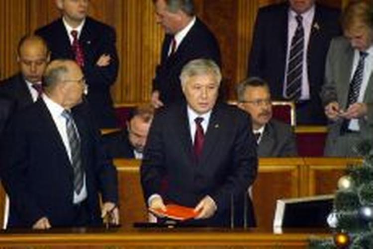 Premierminister Jurij Jekhanurov (midt) regeringen blev fyret af parlamentet i Ukraine i dag. Men senere bad præsidenten regeringen om at blive frem til valget i marts. - Foto: AP 
