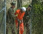 En fange eskorteres rundt på Guantanamo-basen. - Arkivfoto: AP 