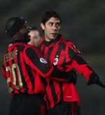 Rui Costa har scoret Milans andet mål og lykønskes af hollænderen Seedorf. - Foto: AP 