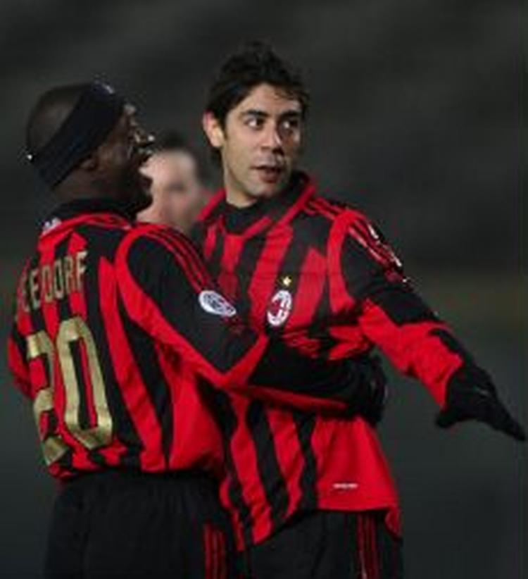 Rui Costa har scoret Milans andet mål og lykønskes af hollænderen Seedorf. - Foto: AP 