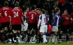 Blackburn- og United-spillerne skændes lidt efter en hård takling under første afdeling af ligacup-semifinalen. - Foto: AP 