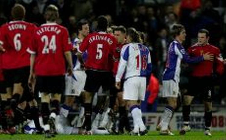 Blackburn- og United-spillerne skændes lidt efter en hård takling under første afdeling af ligacup-semifinalen. - Foto: AP 