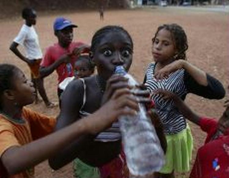 40 personer i den afrikanske stat Guinea-Bissau vil i den kommende tid blive vaccineret mod hiv af danske forskere. - Arkivfoto: AP 