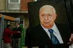 Ariel Sharon blev i går erklæret uden for livsfare, men i dag er der stødt nye problemer til. - Foto: AP 