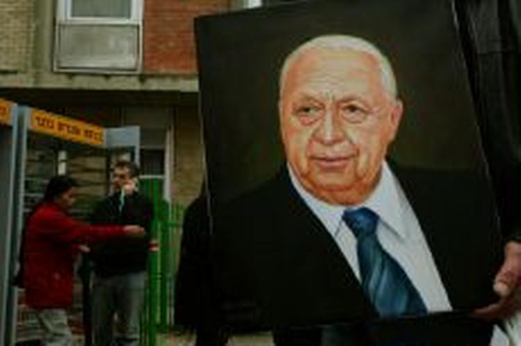 Ariel Sharon blev i går erklæret uden for livsfare, men i dag er der stødt nye problemer til. - Foto: AP 