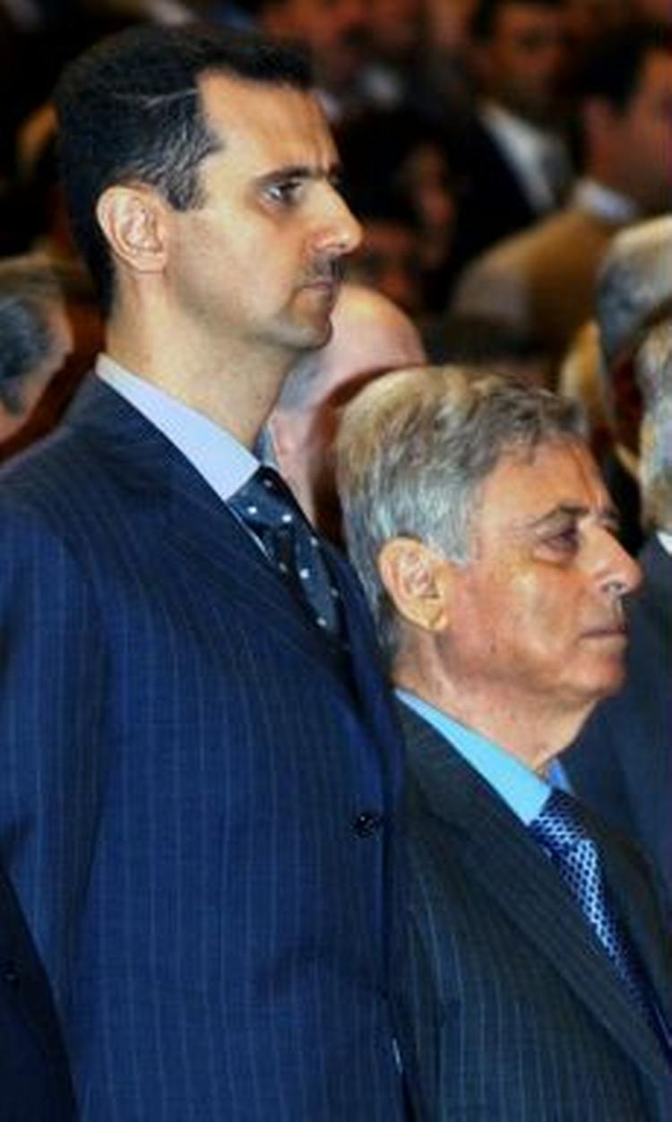 Foto af den tidligere vicepræsident Khaddam (th) i selskab med præsident Assad, mens Khaddam endnu var i embede. - Foto: AP 