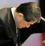 »Jeg beder om forladelse. Jeg har det så skidt, at det er svært at sige undskyld«, siger Hwang Woo-suk. - Foto: AP 