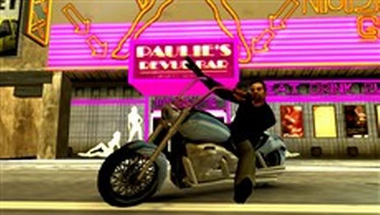 Vanen tro er byerne spækket med forskellige biler, lastvogne og her motorcykler, der alle kan stjæles. Faktisk fungerer spillet bedst til hjuls, da det er markant sværere at styre hovedpersonen til fods. Og ja: sigtesystemet er stadig skidt. 