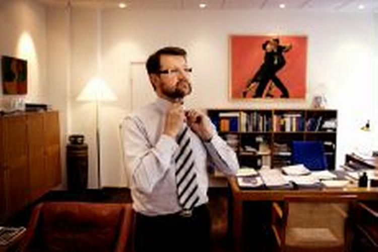 Helge Sander understreger, at den afgørende sætning er faldet ud af ministeriets båndudskrift ved et tilfælde. - Foto: Thomas Borberg 