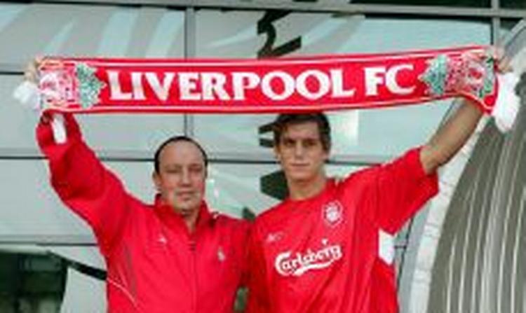 Daniel Agger sammen med sin nye chef Liverpool-manager Rafael Benitez. - Arkivfoto: Thomas Wilmann. 