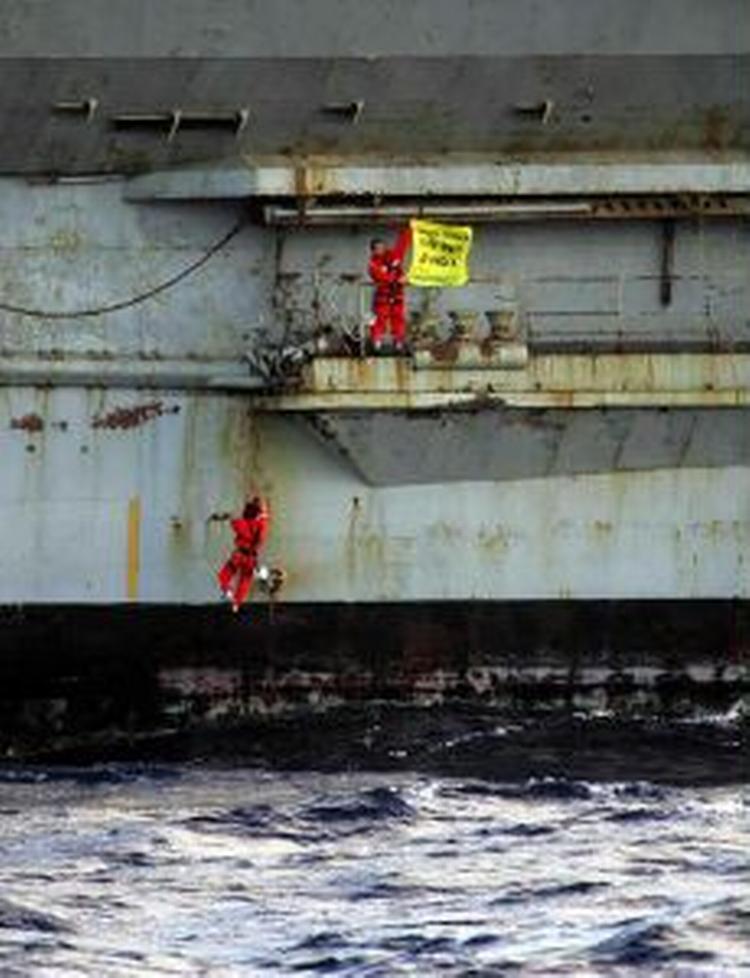 Egypten har nægtet det franske hangarskib 'Clemenceau' adgang gennem Suez-kanalen til stor fryd for Greenpeace - Foto: AP 
