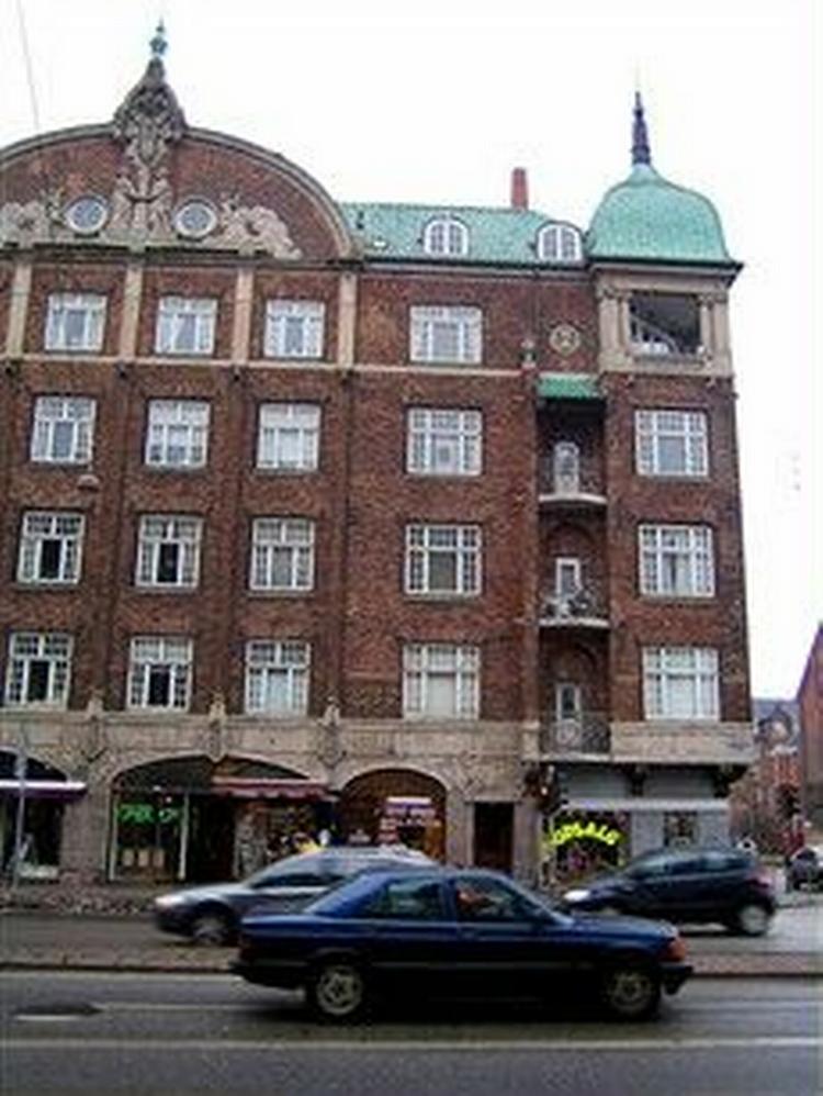 BOGBORG. Mellem ejendommen på Østerbrogade og Bibliopaten er både en imaginær voldgrav og en vindebro.   Foto: Pattypix 