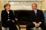Krisen om Irans atomprogram skal løses ad diplomatisk vej, mener Bush og Merkel - Foto: AP 