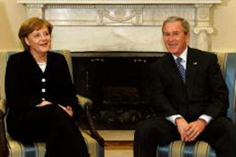 Krisen om Irans atomprogram skal løses ad diplomatisk vej, mener Bush og Merkel - Foto: AP 