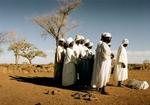 Et barn begraves i Darfur. FN indrømmer, at fredsmissionen har fejlet og vil nu have flere soldater til den voldelige region i Sudan. - Arkivfoto: Jan Grarup 