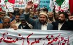 Vrede pakistanere protesterer i dag i en lang række af landets byer mod det amerikanske angreb på en landsby, hvor en gruppe oprørere var samlet. - Foto: AP 
