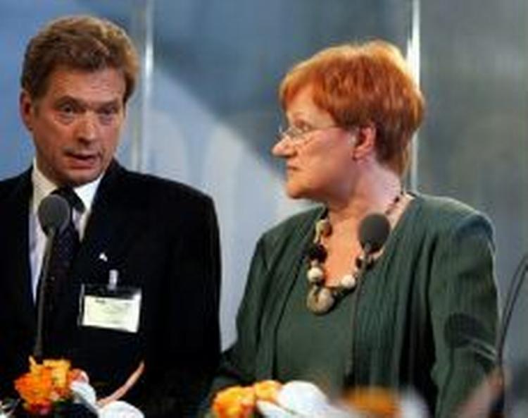 Præsidenten i Finland, Tarja Halonen, skal ud i en anden runde af valget mod Sauli Niinistö (tv). - Foto: AP 