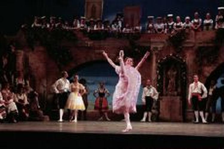 Indvandrerne skal lokkes ind til opera og en ballet som for eksempel 'Napoli' på det Kongelige Teater. - Arkivfoto: Erik Petersen 