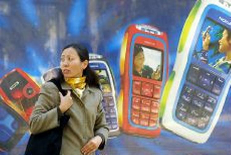 Kineserne kontrolleres nu også mobilt. SMS-beskeder kontrolleres via overvågningscentre i landet. - Arkivfoto: AP 