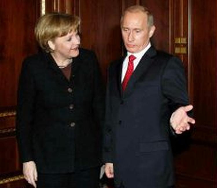 Merkel har drøftet Irans atomprogram med Vladimir Putin. - Foto: AP 