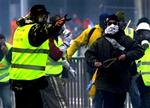 Samme dag som 35.000 europæiske havnearbejdere lod kranerne stå i protest, indledte de en voldsom demonstration foran EU-Parlamentet i Strasbourg. Politiet måtte bruge tåregas og vandkanoner for at holde de vrede demonstranter tilbage. - Foto: AP 