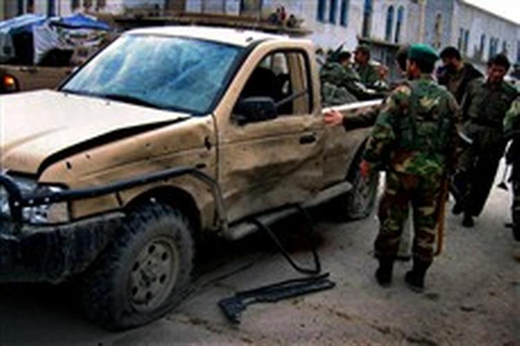 En ødelagt lastbil nær Kandahar.   Foto: Noor Khan/AP 