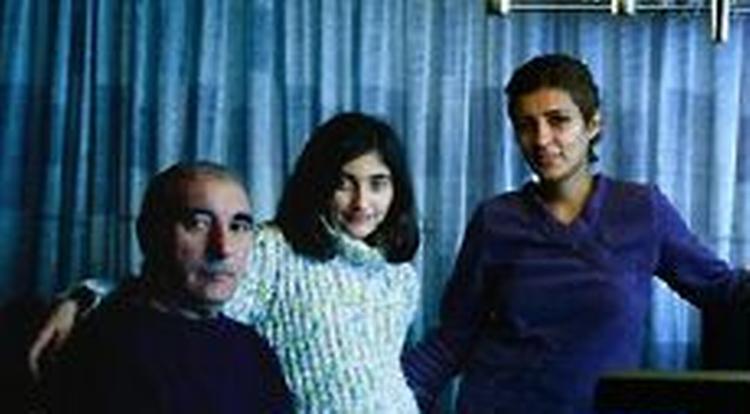 Khanoglan Gulmammadov (til venstre) er syg og har brug for at blive passet. Det bliver han af sin datter Shahla Sahrai og sit barnebarn Tahmineh, men han er alligevel blevet udvist af Danmark. Foto: Lars Skaaning 