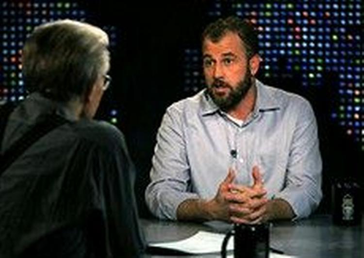 SKANDALESUCCES. Forfatteren James Frey er rigtig kommet i vælten oven på afsløringerne om hans bog. I onsdags var han f.eks. med i Larry Kings talkshow.   Foto: Edward M. Pio Roda/AP/CNN 