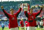 Så glade kan de være sammen, når det går godt. Men United-spillerne Ronaldo og van Nistelrooy måtte skilles ad til træning, så de ikke slog hinanden til plukfisk. - Arkivfoto: AP 