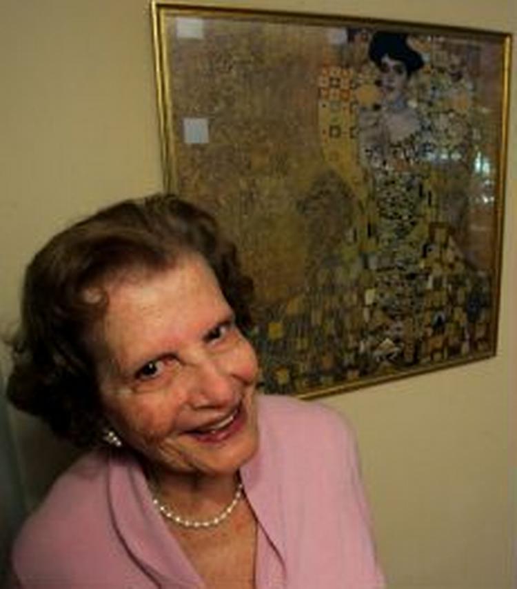 Maria Altmann ved siden af et tryk af et af de Klimt-malerier, som Altmanns familie nu får tilbage. - Foto: AP 