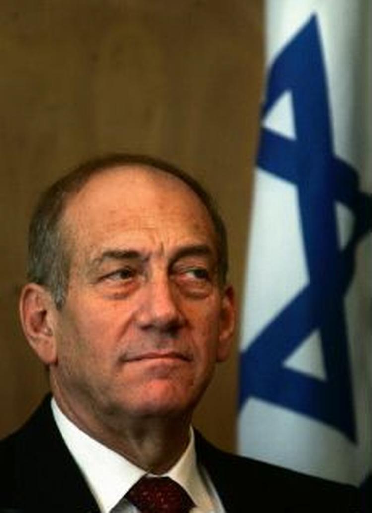 »Vi kan ikke tillade, at nogle (lande) med irrationelle hensigter besidder atomvåben«, siger Ehud Olmert. - Foto: AP 