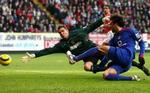 Stephan Andersen i kamp med Van Nistelrooy. - Arkivfoto: AP. 