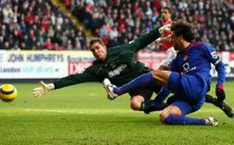 Stephan Andersen i kamp med Van Nistelrooy. - Arkivfoto: AP. 